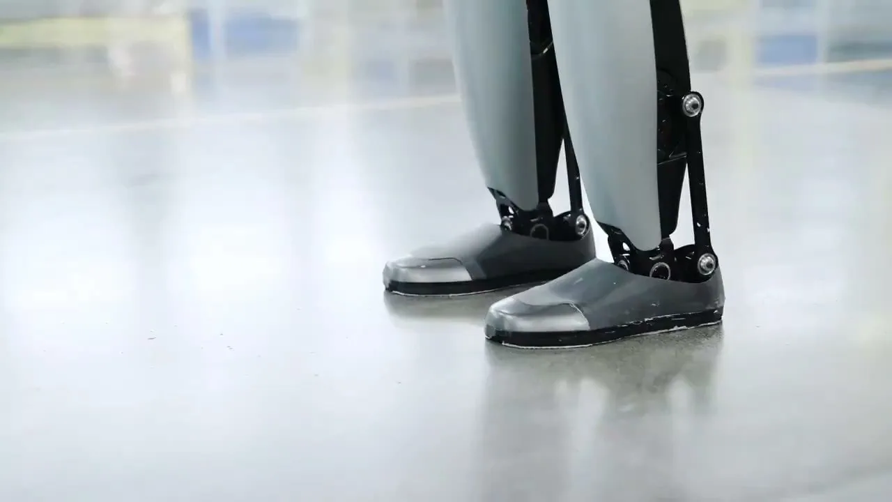 De Walker S2 van UBTech, de eerste humanoïde die zijn eigen accu wisselt. Bron: @TheHumanoidHub op X, juli 2025.