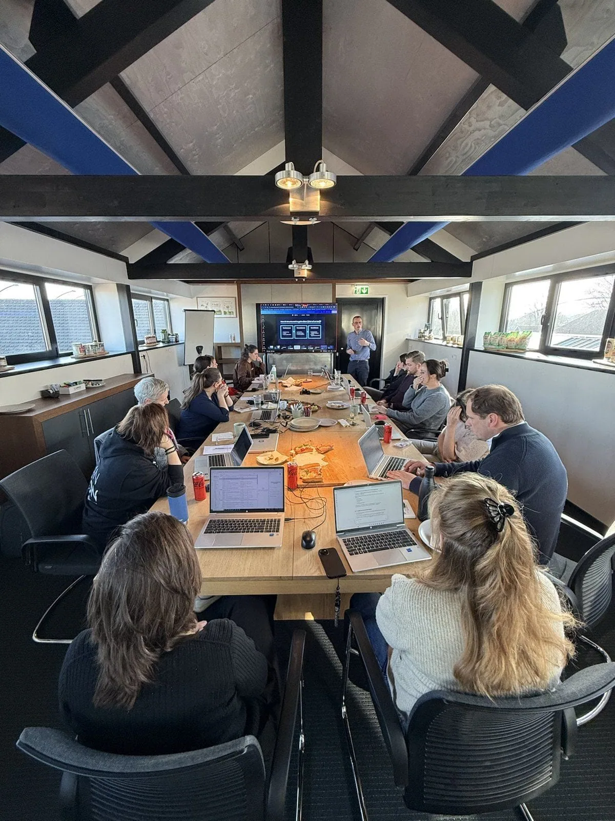 Trainingssessie rond de tafel met laptops